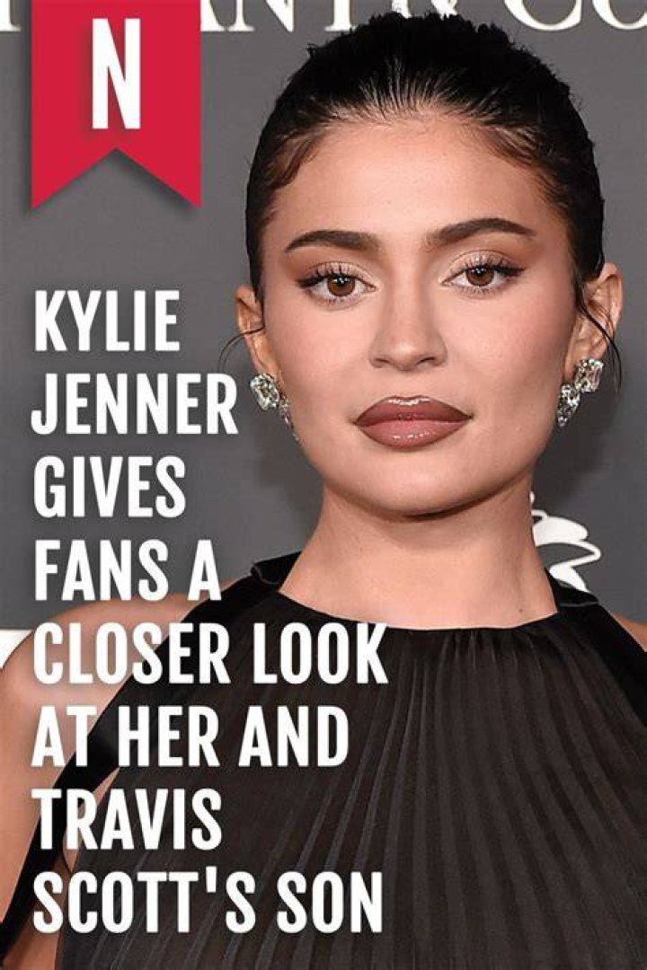 Closer look:&nbsp;Kylie hit the pavement in pink shiny heels with gold hoop earrings